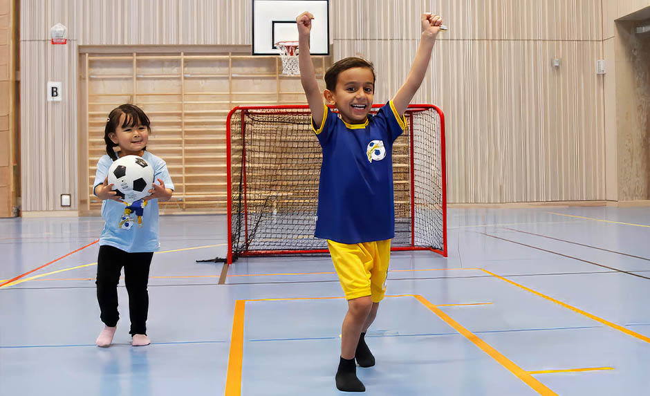 Barn jublar efter mål på Fotbollskul